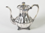 SHEFFIELD - Bule para café em metal espessurado a prata inglês, finamente cinzelado e guilhochado. Altura: 22cm.