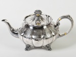 SHEFFIELD - Bule para chá em metal espessurado a prata inglês, finamente cinzelado e guilhochado. Altura: 15,5cm.