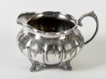 SHEFFIELD - Leiteira em metal espessurado a prata inglês, finamente cinzelado e guilhochado. Altura: 10cm.