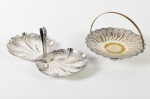 Lote com 1 petisqueira e 1 fruteira em metal espessurado a prata. Medidas: 15 x 37 x 19cm / 6 x 24cm.