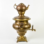 Samovar em metal amarelo. Med: 58cm (apresenta mossa e s/ um acabamento na pega)