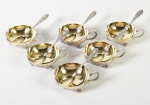 AEC / EBERLE - Conjunto de 6 taças para sorvete e 6 talheres, em metal espessurado a prata. Taças com decoração floral e talheres com acabamento decorativo no cabo. Altura e diâmetro das xícaras: 4 x 9cm; Comprimento dos talheres: 14,5cm.