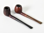 Lote com 2 cachimbos em madeira, sendo 1 da marca RICHMOND e 1 da marca JOCKEY CLUB ENGLAND. Comprimentos: 15,5 x 14,5cm.