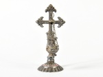 Turíbulo miniatura em metal, suportado por crucifixo. Altura: 11cm.