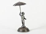 Antigo paliteiro em metal, decorado com escultura em formato de criança, suporte dos palites no formato de guarda chuva. Altura: 15cm.
