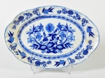 STEATITA - Travessa em porcelana esmaltada e vitrificada, com decoração cebolinha. 2,5 x 32 x 22cm.