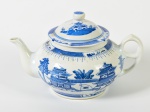 Bule em porcelana oriental esmaltada e vitrificada na cor branca, decorado com cenas de paisagem e pagodes. Altura: 14,5cm.