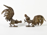 Par de galos em metal. Medidas: 20 x 16 x 14cm / 10 x 19 x 13,5cm.
