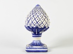 Pinha em faiança no tons branco e azul. Med: 22cm