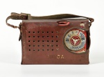 Radio portátil SPICA retro acondicionado em bolsa de couro. Med: 09x13x03cm (no estado)