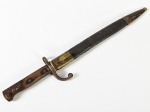 Antiga baioneta com cabo em madeira, numerada 9876. Lâmina no estado. Comprimento total: 45,5cm.
