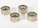 Conjunto de 4 porta guardanapos em metal. Altura e diâmetro: 2,5 x 4cm.
