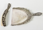 Cata migalhas em metal espessurado a prata, cinzelado com motivos florais. Medidas da pá: 26,5 x 20cm; Comprimento da escova: 26cm.