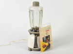 ARNO - Antigo liquidificador, copo em vidro, na caixa original. Acompanha manual de instruções. Sem garantia de funcionamento. Altura total: 46cm.