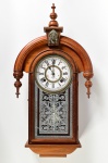 ANSONIA - Relógio de parede dito capelinha, caixa em madeira. Sem garantia de funcionamento, apresenta danos na placagem. Medidas: 63 x 33 x 10cm.