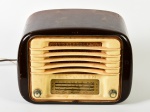 TELEFUNKEN - Antigo rádio em madeira e baquelite, sem garantia de funcionamento. Medidas: 20 x 28 x 18cm.