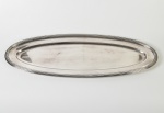 CHRISTOFLE - Travessa para peixe em metal espessurado a prata, contrastado e numerado na base. Medidas: 2 x 70 x 27cm.