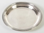 CHRISTOFLE - Travessa redonda em metal espessurado a prata. Contrastado e numerado na base. Diâmetro: 33cm.