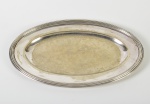 CHRISTOFLE - Travessa oval em metal espessurado a prata. Contrastado e numerado na base. Apresenta marcas de uso e desgaste no banho. Medidas: 2,5 x 35 x 28cm.