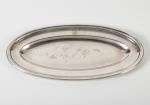 ARTKRUPP BERNDOFF - Corvilete em metal espessurado a prata, monogramado. Contrastado na base. Apresenta marcas de uso. Medidas: 2 x 30 x 14,5cm.