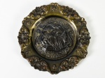 Prato de parede decorativo em estanho, cinzelado com motivos florais e caravela. Diâmetro: 21cm.