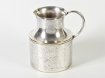 WOLFF - Jarra em metal espessurado a prata. Altura: 18,5cm.
