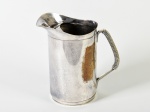 EBERLE - Jarra em metal espessurado a prata. Apresenta desgaste no banho. Altura: 22cm.