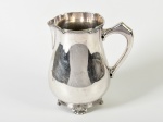 Jarra em metal espessurado a prata. Altura: 19,5cm.