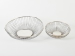 Lote com 2 cestas para pães, em metal espessurado a prata. Altura e diâmetro: 6,5 x 25cm / 5,5 x 16cm.