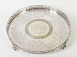 REBOUÇAS - Grande salva em metal espessurado a prata, bordas vazadas, parte central com cinzelados e guilhochados florais. Altura e diâmetro: 6 x 40cm.