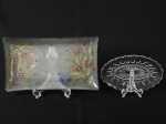 Lote composto de 2 peças em vidro, sendo elas 1 travessa decorada com motivos florais (possui leve bicado na borda) e 1 corvilete translúcido. Medidas: 3 x 31 x 18cm / 2 x 20 x 13cm.