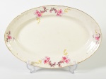 SACAVEM - Travessa em faiança portuguesa esmaltada e vitrificada, decorada com motivos florais. Medidas: 4,5 x 42 x 28cm.
