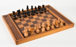 Tabuleiro para xadrez/ludo em madeira, completo com 32 peças para xadrez. Med: 03x37,05x47,05cm (parte lateral quebrada)