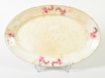 SACAVEM - Travessa em faiança portuguesa esmaltada e vitrificada, decorada com motivos florais. Apresenta marcas de uso. Medidas: 4,5 x 48 x 31cm.