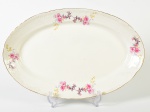 SACAVEM - Travessa em faiança portuguesa esmaltada e vitrificada, decorada com motivos florais. Medidas: 4,5 x 48 x 31cm.