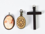 Lote composto de 1 camafeu, 1 crucifixo em madeira e 1 perfumeiro em metal amarelo. Medidas: 4,5 x 3,5cm / 6,5 x 4cm / 5 x 2,5cm.