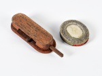 Lote com 1 antigo limpador de discos em madeira da "CASA VIEIRA MACHADO", e 1 chancela em metal com lacre interior em cera vermelha da FACULDADE DE DIREITO DE SÃO PAULO. Medidas: 10 x 4 x 3cm / 5,5 x 5cm.