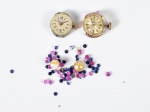 Lote com 2 pequenas máquinas para relógio, sem garantia de funcionamento. Medidas: 1,5 x 1cm.