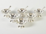 FRACALANZA - Conjunto de 6 taças para sorvete e 6 colheres em metal espessurado a prata, bordas com decoração dita lacinho. Altura e diâmetro: 5,5 x 9,5cm.
