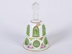 Sineta em cristal overlay europeu, na cor branca com tonalidade interna verde, decoração floral e realces dourados. Altura e diâmetro: 14 x 8cm.