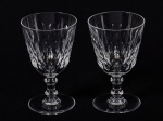 BACCARAT - Par de taças para vinho em cristal translúcido, com fina lapidação de losangos em relevo. Altura: 14,5cm.