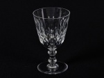 BACCARAT - Taça para vinho em cristal translúcido, com fina lapidação de losangos em relevo. Apresenta discreto bicado na borda. Altura: 14,5cm.