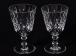 BACCARAT - Par de taças para vinho em cristal translúcido, com fina lapidação de losangos em relevo. Altura: 13cm.