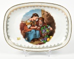 Travessa em porcelana esmaltada e vitrificada, decorada com figuras de duas camponesas, realces dourados nas bordas. medidas: 3 x 32,5 x 23,5cm.