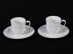 LIMOGES - Par xícaras para café e pires, em porcelana francesa esmaltada e vitrificada na cor branca, com decoração floral em relevo. Altura da xícara: 6cm.