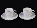 Par xícaras para café e pires, em porcelana francesa esmaltada e vitrificada na cor branca, com decoração em relevo. Altura da xícara: 5,5cm.