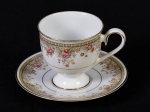 NORITAKE IRELAND - Xícara para chá e pires em porcelana esmaltada e vitrificada, com decoração floral. Altura da xícara: 8,5cm.