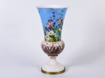 Grande vaso em cristal opalinado nas cores branca, marrom e azul, decorado com motivos florais a aplicação metal dourado na base. Altura e diâmetro: 46cm.