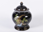 Potiche em porcelana na cor preta, manufatura oriental. Med: 20cm (tampa no estado)