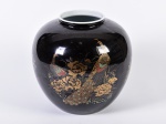 Vaso bojudo em porcelana na cor preta, manufatura oriental. Med: Alt 19cm / diâmetro bocal 10cm